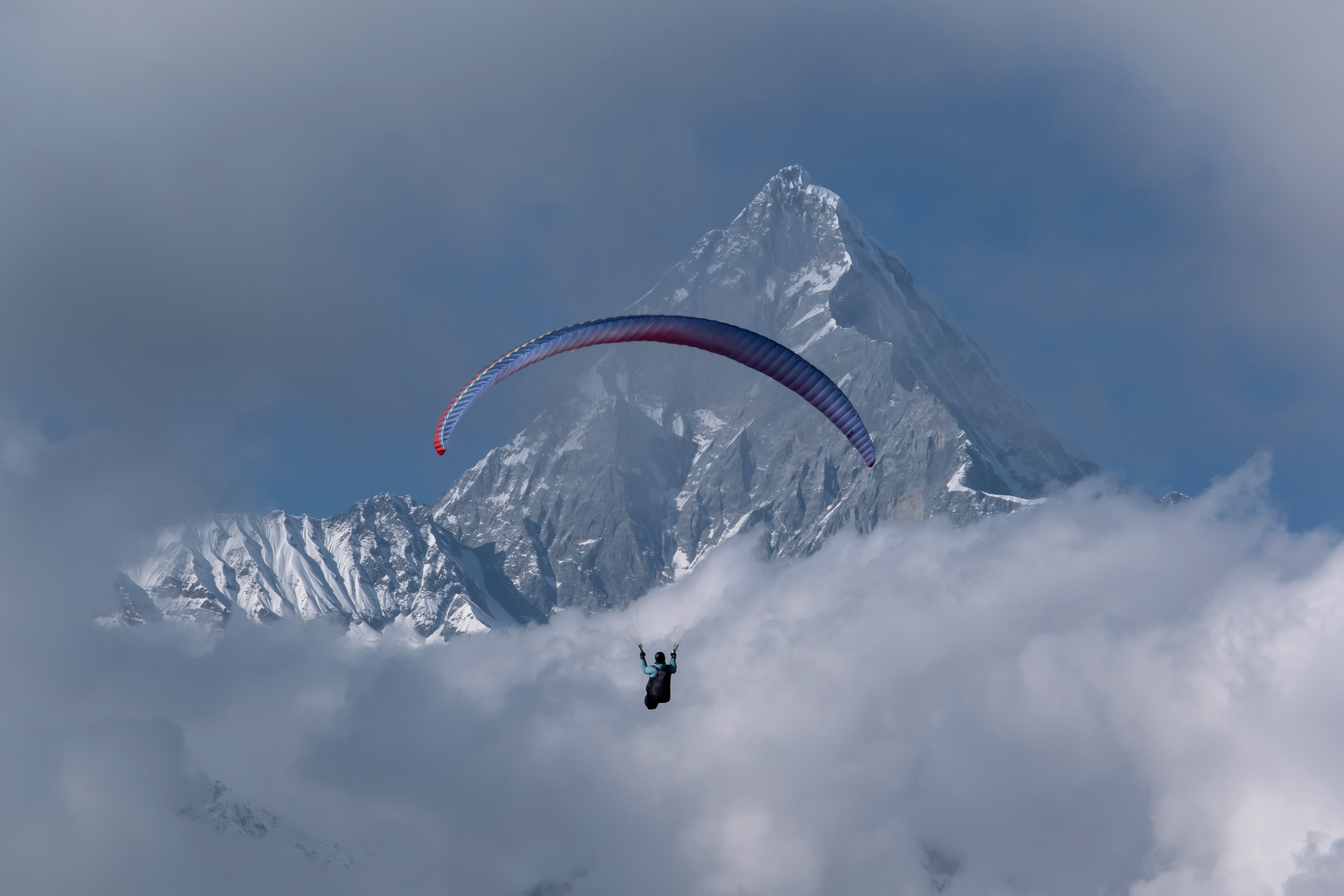 Paraglide Ozone Swift 6 face to the Machapuchare